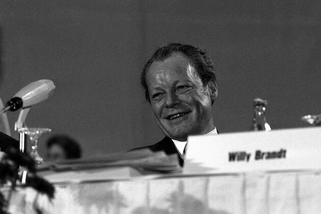 Willy Brandt (GER SPD Bundeskanzler) zufrieden anlässlich des Außerordentlichen SPD-Parteitages 1971 in Bonn-Bad Godesberg