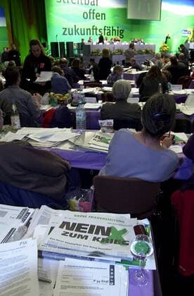 Grüne Friedenszeitung zum Thema NEIN ZUM KRIEG liegen auf den Tischen der Delegierten während der Bundesdelegiertenkonferenz von Bündnis 90 Die Grünen in Rostock