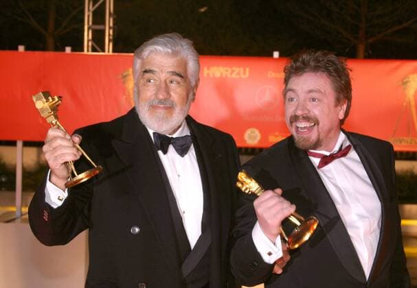 Schauspieler Mario Adorf (li.) mit seiner 1993 und Schauspieler Armin Rohde (beide GER) mit seiner im Jahr 2000 verliehenen Auszeichnung anlässlich der Verleihung der 40. Goldenen Kamera in Berlin