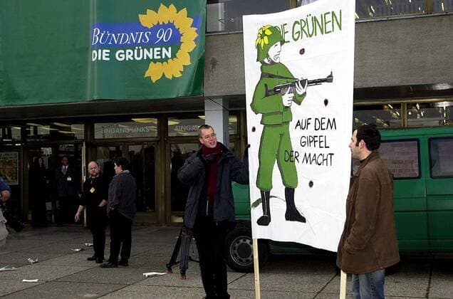 Demonstranten protestieren gegen die Kriegspolitik der Grünen anlässlich einer Demonstration gegen den Krieg in Afghanistan während der Bundesdelegiertenkonferenz in Rostock