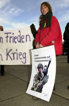Demonstrantin protestiert gegen die Außen- und Kriegspolitik der Grünen anlässlich einer Demonstration gegen den Krieg in Afghanistan während der Bundesdelegiertenkonferenz in Rostock