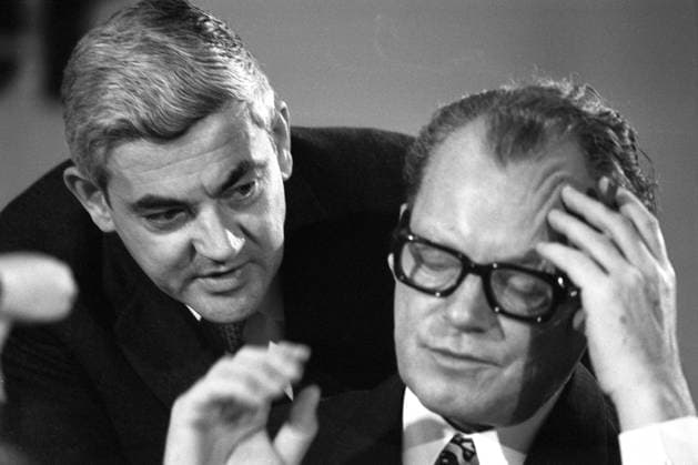 Horst Ehmke (li., GER SPD Bundesminister für besondere Aufgaben) bereitet Bundeskanzler Willy Brandt (GER SPD) anlässlich des Außerordentlichen SPD-Parteitages in Bonn-Bad Godesberg Kopfzerbrechen