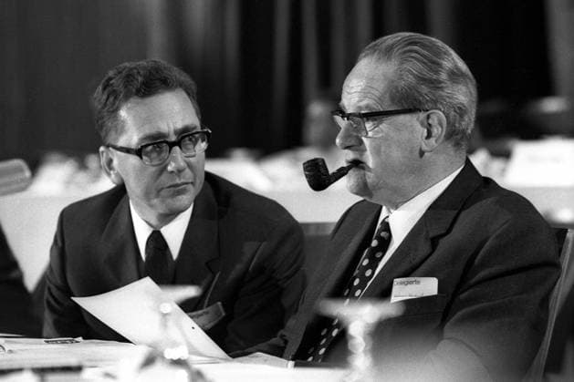 Herbert Wehner (re., GER SPD Fraktionsvorsitzender) und Erhard Eppler (GER SPD Bundesminister für wirtschaftliche Zusammenarbeit) auf dem Außerordentlichen SPD-Parteitag 1971 in Bonn-Bad Godesberg