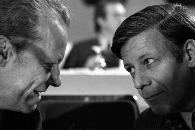 Willy Brandt (li., GER SPD Bundeskanzler) und Helmut Schmidt (GER SPD Bundesverteidigungsminister) stecken die Köpfe zusammen anlässlich des Außerordentlichen SPD-Parteitages 1971 in Bonn-Bad Godesberg