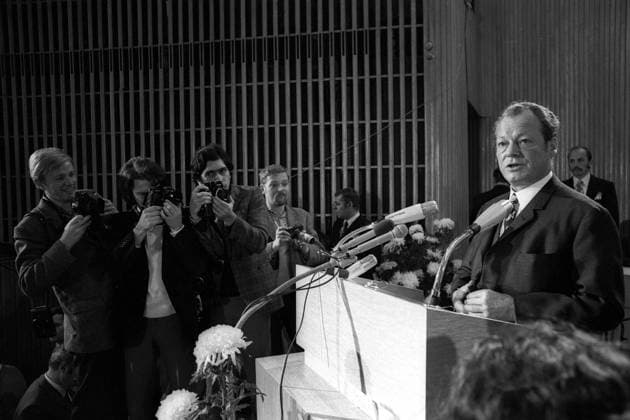 Willy Brandt (re., GER SPD Bundeskanzler) hält eine Rede auf dem Außerordentlichen SPD-Parteitag 1971 in Bonn-Bad Godesberg