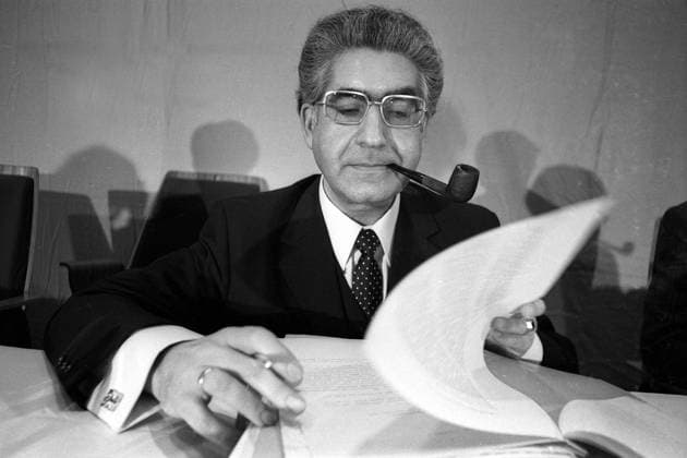 Gerhard Jahn (GER SPD Bundesjustizminister) blättert in seinen Unterlagen während des Außerordentlichen SPD-Parteitages 1971 in Bonn-Bad Godesberg