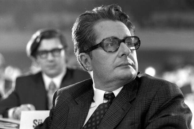 Jochen Vogel (GER SPD Oberbürgermeister von München) im auf dem Außerordentlichen SPD-Parteitag 1971 in Bonn-Bad Godesberg