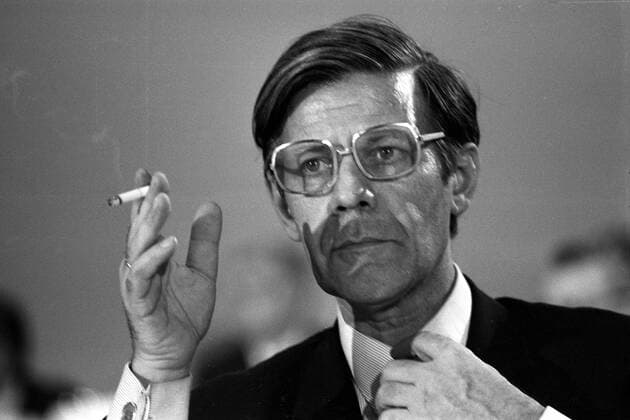 Helmut Schmidt (GER SPD Bundesverteidigungsminister) raucht eine Zigarette auf dem Außerordentlichen SPD-Parteitag 1971 in Bonn-Bad Godesberg
