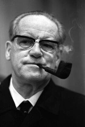 Herbert Wehner (GER SPD-Fraktionsvorsitzender) raucht Pfeife während des Außerordentlichen SPD-Parteitages in Bonn-Bad Godesberg