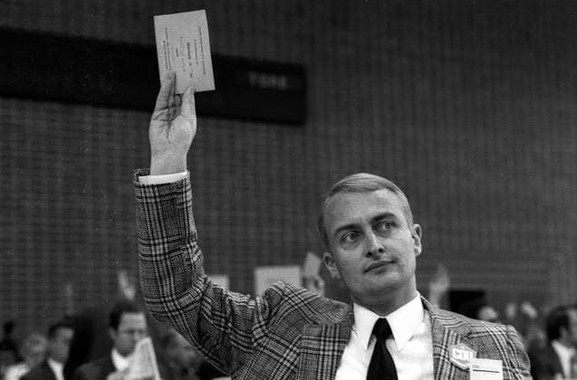 Jürgen Echternach (GER CDU-Bundesvorstand und Bundesvorsitzender der Jungen Union) stimmt auf dem 19. CDU-Bundesparteitag vom 4.10.-5.10.1971 in Saarbrücken ab