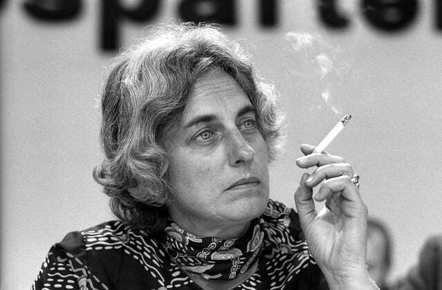 Dr. Helga Wex (GER CDU Vorsitzende Bundesfrauenausschuss) raucht auf dem 19. CDU-Bundesparteitag vom 4.10.-5.10.1971 in Saarbrücken