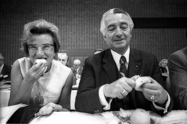 Erich Mende (GER CDU) und eine Partei-Freundin während einer Brotzeit auf dem 19. CDU-Bundesparteitag vom 4.10.-5.10.1971 in Saarbrücken