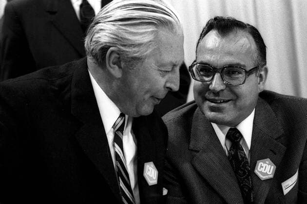 Helmut Kohl (re., GER CDU-Landesvorsitzender und Ministerpräsident Rheinland-Pfalz) und Kurt Georg Kiesinger (GER CDU-Parteivorsitzender) im Gespräch anlässlich des 19. CDU-Bundesparteitages vom 4.10. - 5.10.1971 in Saarbrücken