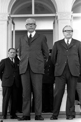 Bundespräsident Gustav Heinemann (li., SPD) und Politiker Wolfram Dorn (GER FDP-Bundesgeschäftsführer)