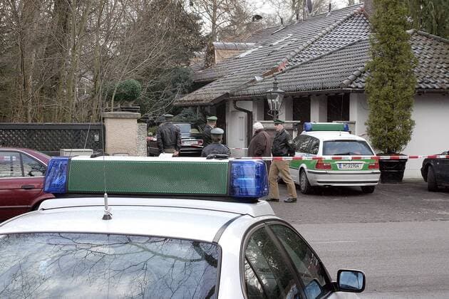 Polizeibeamte vor der Villa des ermordeten Modemachers Rudolph Moshammer in Grünwald