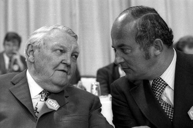 Ludwig Erhard (li., GER CDU-Ehrenvorsitzender Mitglied der Bundestagsfraktion) und Rainer Barzel (GER CDU-Bundesvorsitzender) anlässlich des 19. Parteitages der CDU in Saarbrücken
