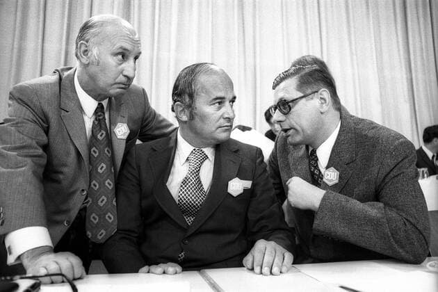 Rainer Barzel (Mitte, GER CDU-Bundesvorsitzender) im Gespräch mit Peter Lorenz (re., GER CDU-Landesvorsitzender Berlin) und Hans Katzer (GER CDU Stellvertretender Bundesvorsitzender) anlässlich des 19. CDU-Bundesparteitages in Saarbrücken
