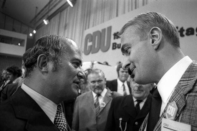 Rainer Barzel (li., GER CDU-Bundesvorsitzender) und Jürgen Echternach (GER CDU-Bundesvorstand und Bundesvorsitzender Junge Union) im Gespräch auf dem 19. CDU-Bundesparteitag in Saarbrücken