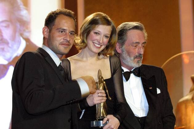 Regisseur Helmut Dietl (re.) und Schauspieler Moritz Bleibtreu überreichen Schauspielerin des Jahres Alexandra Maria Lara (alle GER) den Deutschen Entertainment-Preis DIVA 2005 im Deutschen Theater - München
