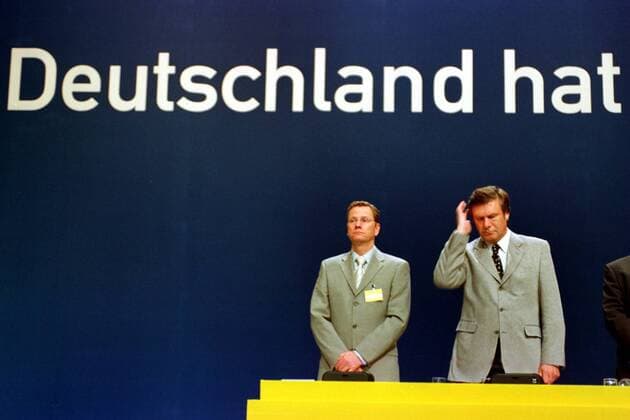 Deutschland hat... Wolfgang Gerhardt (re., GER FDP-Bundesvorsitzender und Fraktionsvorsitzender im Bundestag) und Guido Westerwelle (GER FDP-Generalsekretär) während des Bundesparteitags in Nürnberg wohl die Stimmung vermiest...