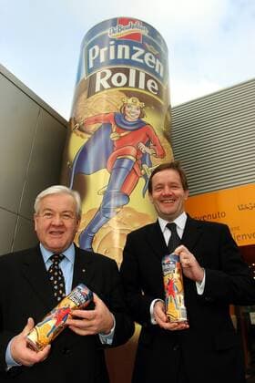 Heinz Gries (li.) und Andreas Land (beide GER Geschäftsführender Gesellschafter Griesson-de Beukelaer GmbH Co. KG) vor einer überdimensionalen Prinzenrolle anlässlich des 50. Geburtstages des Doppelkekses