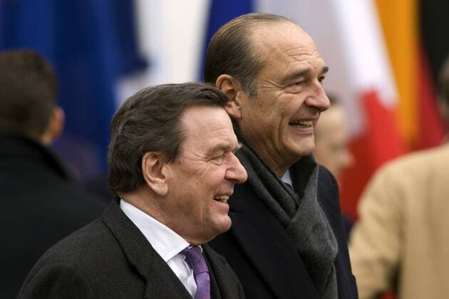 Jacques Chirac (re., FRA UMP Staatspräsident Frankreich) und Bundeskanzler Gerhard Schröder (GER SPD) amüsieren sich gemeinsam während des Staatsbesuches in Blomberg
