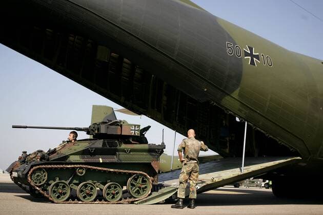 Leichter Kampfpanzer Wiesel 2 verlässt eine C-160 D Transall der Bundeswehr