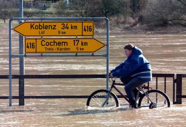Ratfahrer müht sich durch das Hochwasser der Mosel in Richtung Koblenz