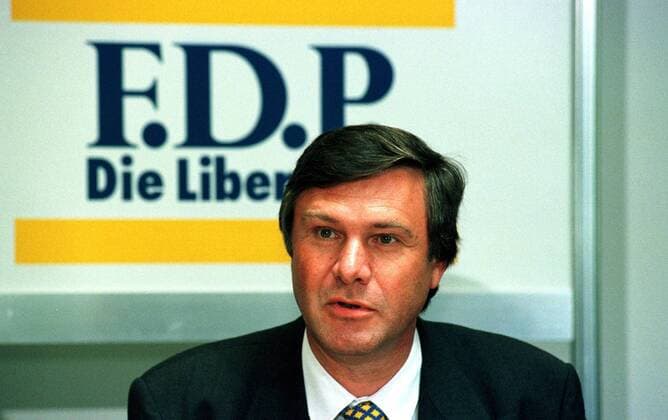 Wolfgang Gerhardt (GER FDP-Fraktionsvorsitzender) neben dem Logo seiner Partei