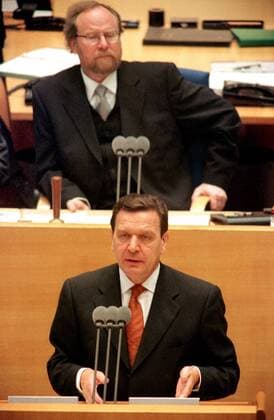 Bundeskanzler Gerhard Schröder (vorn, GER SPD) während seiner Regierungserklärung und Bundestagspräsident Wolfgang Thierse (GER SPD) blickt ernst auf ihn herab im Bundestag in Bonn