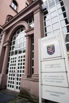 Hinweistafel am Staatsgerichtshof in der Mühlgasse 2 in Wiesbaden - Deutschland