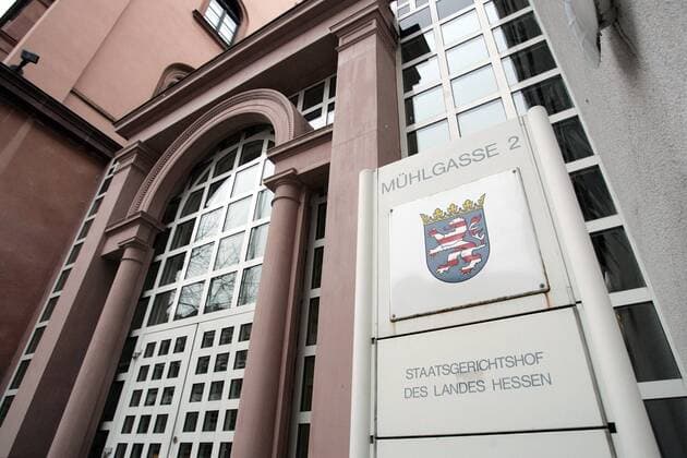 Hinweistafel am Staatsgerichtshof in der Mühlgasse 2 in Wiesbaden - Deutschland