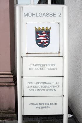 Hinweistafel vor dem Staatsgerichtshof in der Mühlgasse 2 in Wiesbaden - Deutschland