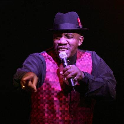 Sänger John Lee Hooker Jr. (USA) zeigt in das Publikum während eines Konzertes im Kulturzentrum Mainz