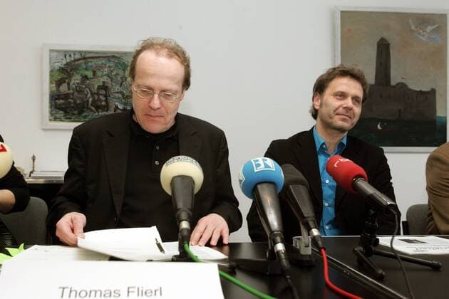 Dr. Thomas Flierl (li., GER PDS Senator für Wissenschaft, Forschung und Kultur) und Michael Schindhelm (GER designierter Generaldirektor der Berliner Opernstiftung) anlässlich einer Pressekonferenz des Ehrenrates zur Bewertung der Kontakte zwischen Michael Schindhelm und der Stasi in Berlin