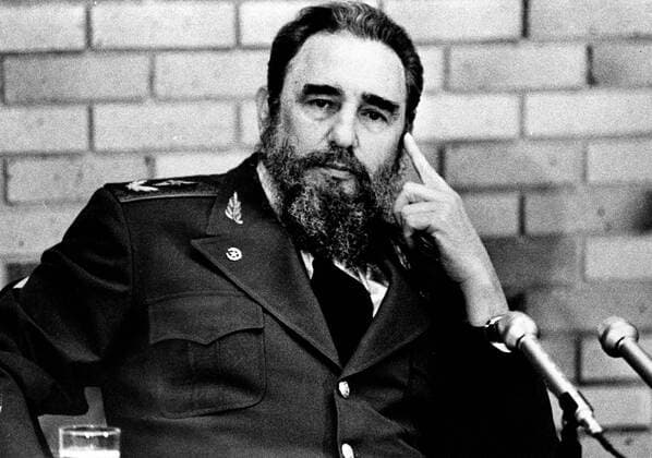 Fidel Castro (CUB Staatspräsident Kuba) lauscht der Übersetzung während einer Pressekonferenz