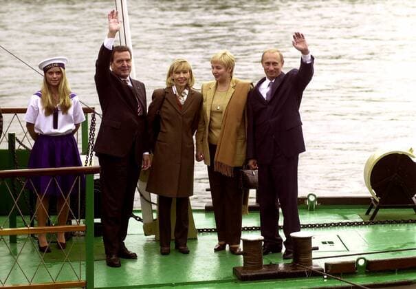 V.l.n.r.: Bundeskanzler Gerhard Schröder (GER SPD) mit Ehefrau Doris Schröder-Köpf (GER), Ljudmila Putin (RUS) und Wladimir Putin (RUS Russischer Staatspräsident) machen eine Dampferfahrt auf der Pillnitz bei Dresden