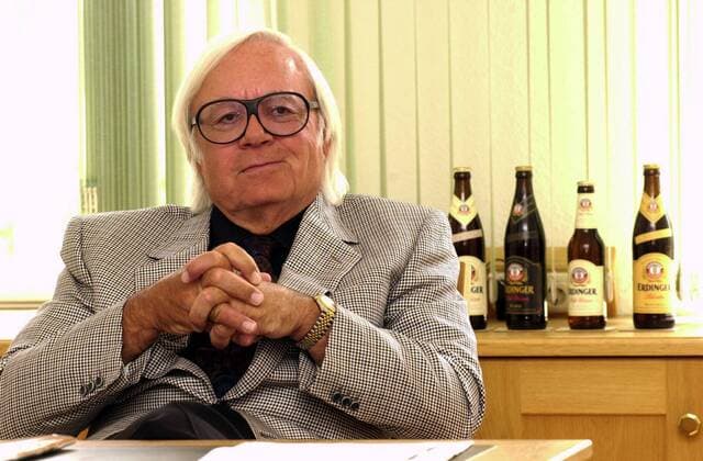 Werner Brombach (GER Geschäftsführer Privatbrauerei Erdinger Weißbräu Werner Brombach GmbH) zufrieden am Schreibtisch