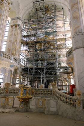Dresdener Frauenkirche - Taufbecken von Johann Christian Feige und Baugerüst im Altarraum