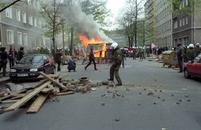 Brennende Mülltonnen, Polizisten und Demonstranten - Demonstration am 1. Mai 1997 in Prenzlauer Berg
