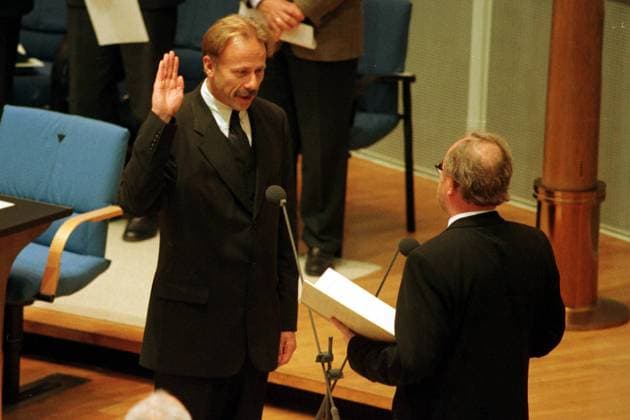 Jürgen Trittin (li., GER Bündnis 90 Die Grünen) bei seiner Vereidigung zum Bundesumweltminister mit Bundestagspräsident Wolfgang Thierse (GER SPD)