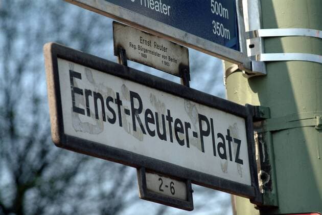 Straßenschild Ernst-Reuter-Platz in Berlin