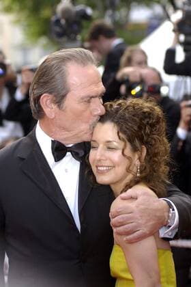 Schauspieler Tommy Lee Jones (USA) küsst Ehefrau Dawn anlässlich der Filmpremiere von - Chromophobia - während der 58. Internationalen Filmfestspiele in Cannes