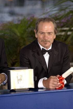 Preisträger Tommy Lee Jones (USA) mit dem Darstellerpreis für - The Three Burials of Meliquiades Estrada - während der 58. Internationalen Filmfestspiele in Cannes
