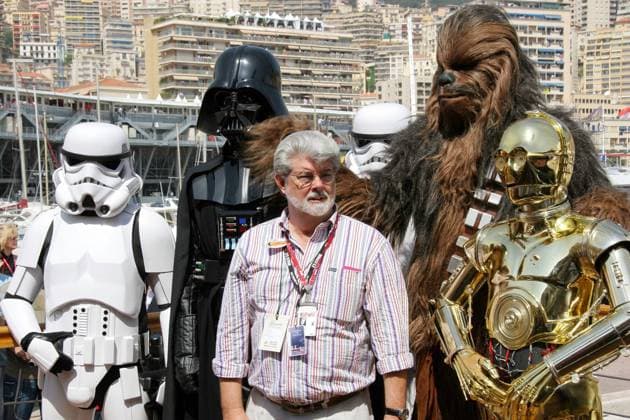 George Lucas (USA humanoider Regisseur) mit seinen Geschöpfen (v.r.n.l.: C3PO, Chewbacca, Darth Vader und ein Scherge des Imperiums) am Rande einer Werbeaktion zu Star Wars Episode III (Die Rache der Sith) in Monte Carlo