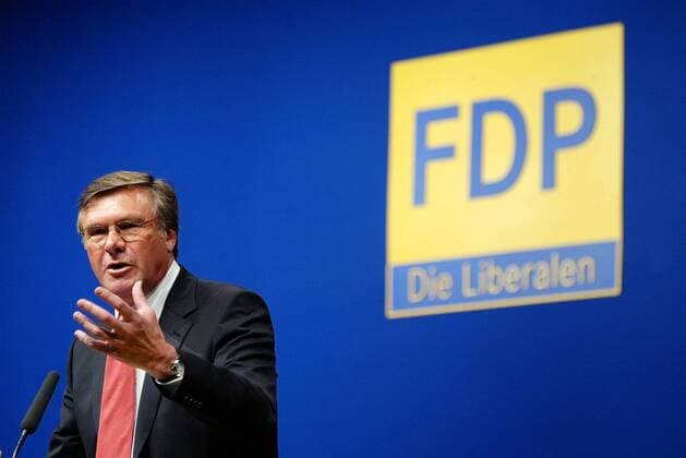 Wolfgang Gerhardt (GER FPD Fraktionsvorsitzender) greift nach der Macht vor dem Logo seiner Partei während des FDP Bundesparteitages in Köln