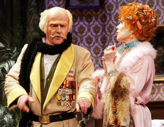Schauspielerin Elisabeth Volkmann (GER Jolanthe von Scheußlich) im Gespräch mit Schauspieler Wichart von Roell (GER Opa von Klimbim) während des Theaterstücks DIE KLIMBIM-FAMILIE LEBT am Ernst Deutsch Theater in Hamburg