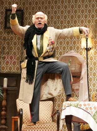 Schauspieler Wichart von Roell (GER Opa von Klimbim) triumphiert siegreich während des Theaterstücks DIE KLIMBIM-FAMILIE LEBT am Ernst Deutsch Theater in Hamburg