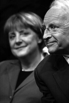 Edmund Stoiber (GER CSU Ministerpräsident Bayern) und Angela Merkel (GER CDU-Parteivorsitzende) während der CDU-Veranstaltung zum NRW-Wahlkampfauftakt in Oberhausen
