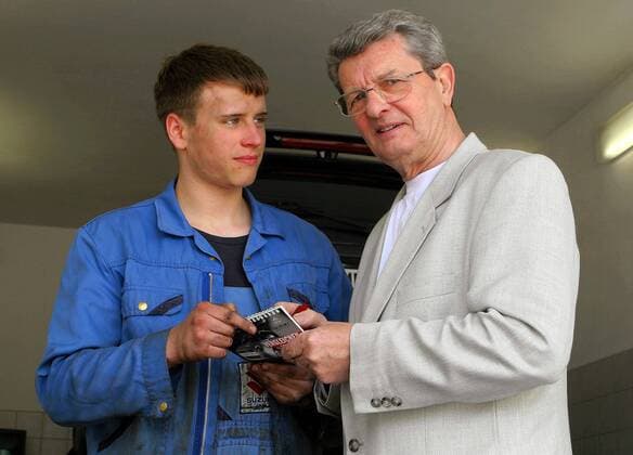 Klaus Feldmann (GER Ehemaliger Sprecher Aktuelle Kamera) gibt einem Azubi ein Autogramm im Suzuki Autohaus Tross in Dresden